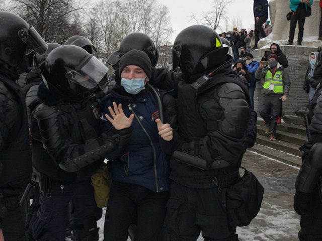 Russian policeman draws gun as pro-Navalny protesters clash with officers on streets of St. Petersburg (VIDEO)