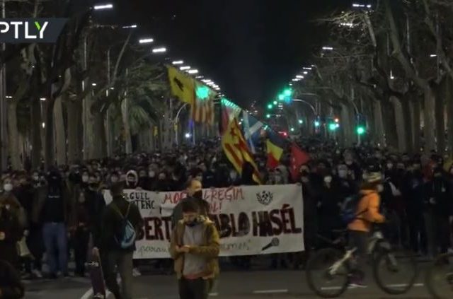 Spanish police fire rubber bullets after Barcelona protest demanding rapper’s release descends into riots (VIDEOS)
