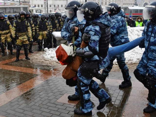 More detentions & clashes with police as second consecutive weekend of pro-Navalny rallies across Russia attract smaller crowds