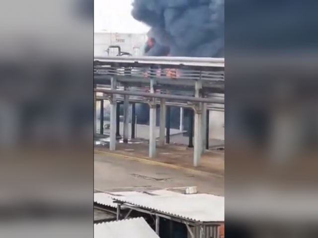 EXPLOSION and fire rock Mexican oil refinery in Veracruz state (VIDEO)