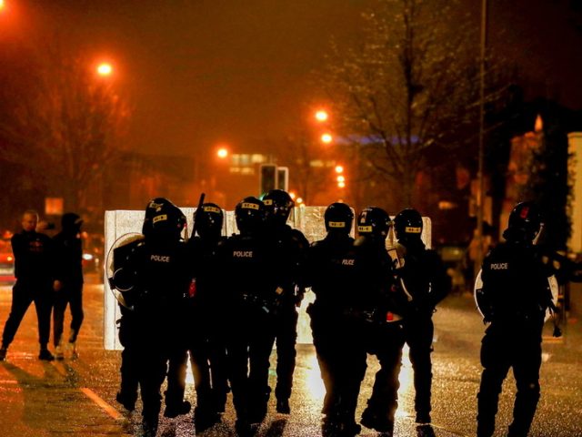 Violence must stop before someone dies: Irish FM laments scenes at riots in N. Ireland, says Dublin not to blame