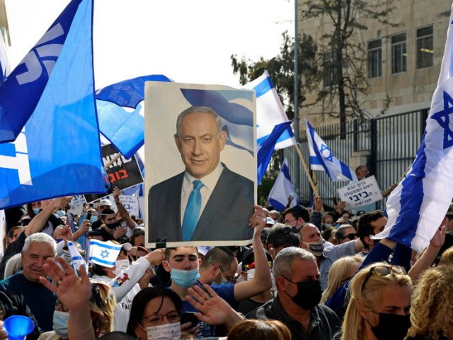 Pro and anti-Netanyahu protesters square off in Jerusalem as court hears witnesses in PM’s corruption case for 1st time