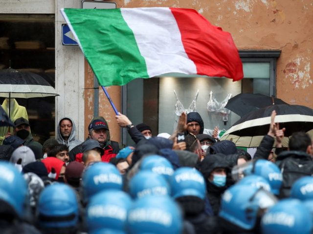 Italians pelt police with stones, set off fireworks as hundreds descend on PM’s office to protest Covid curbs (VIDEOS)