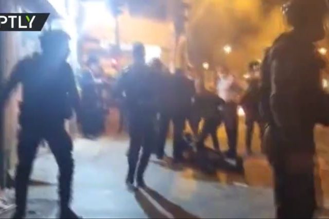 Ultra-Orthodox Jews scuffle with Jerusalem police amid protest against autopsy of drowned yeshiva student (VIDEO)