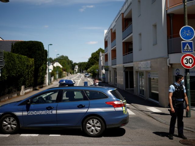 Knife-wielding attacker seriously injures policewoman near Nantes, France. Suspect reportedly dead