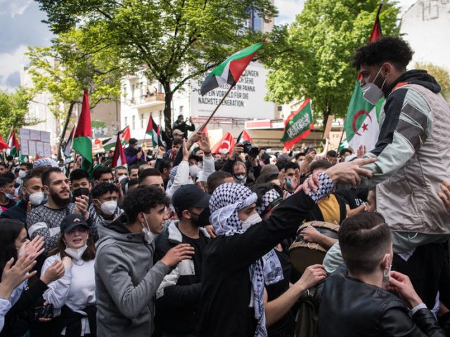 Violent clashes in Berlin as police break up pro-Palestinian demonstration (VIDEO)