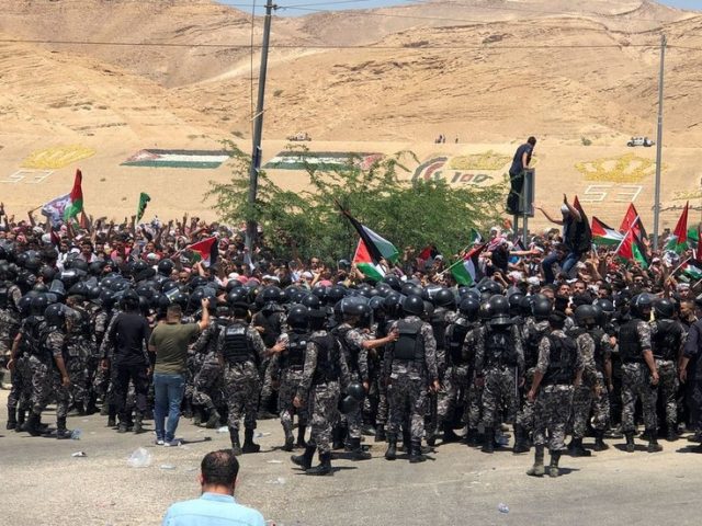 Jordanian police disperse pro-Palestinian & pro-Hamas protesters marching towards West Bank border – media