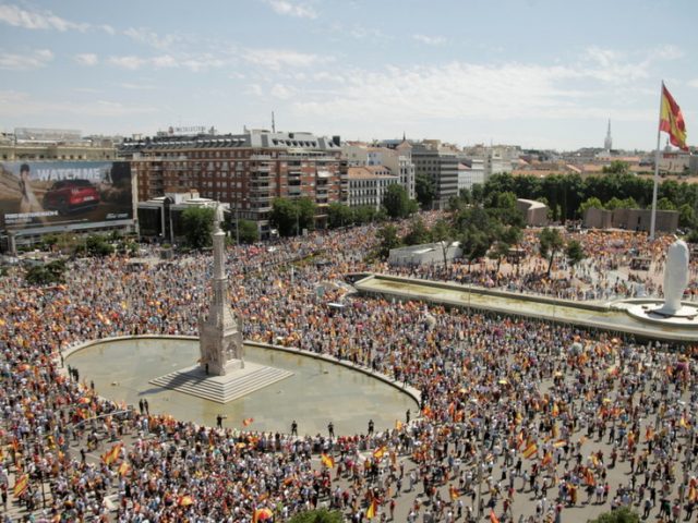 Tens of thousands gather in Madrid to protest plans to pardon jailed Catalan independence leaders (VIDEOS)