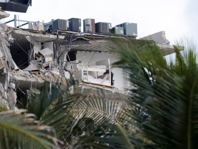 Partial collapse of Florida apartment complex caught on VIDEO