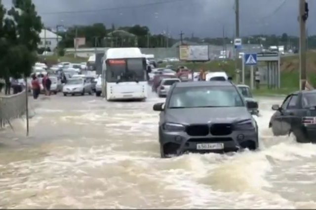 Crimean authorities declare state of emergency as rainfall causes flash floods, leaving thousands without water & electricity