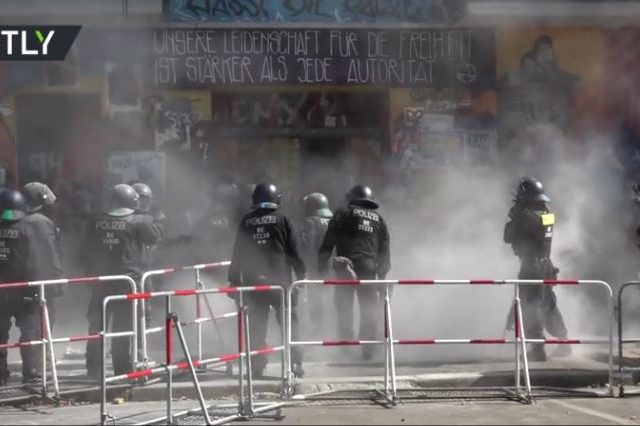 Berlin police use chainsaw to pry open door of famous far-left squat (VIDEO)