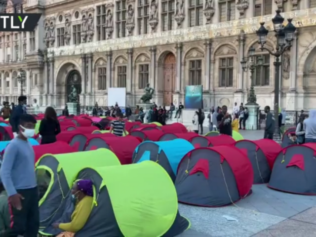 Homeless migrants camp outside Paris City Hall to demand accommodation solution (VIDEO)