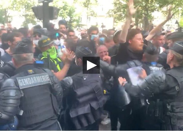 FIERCE CLASHES between protesters & police in Paris as tens of thousands rally against Covid certs, vax mandates in France (VIDEO)