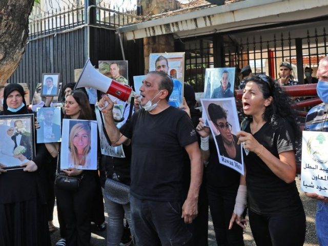 Lebanese security forces lash out at coffin-bearing protesters trying to force way into minister’s home (VIDEOS)