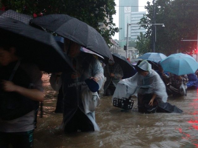 Chinese subway passengers trapped by rising floodwaters as torrential rain pounds Henan province (VIDEOS)