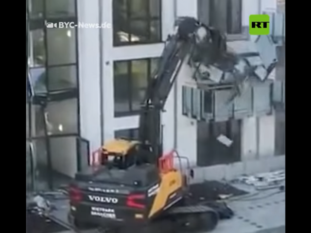 Germany’s mini-Heemeyer? Worker demolishes building’s facade with EXCAVATOR after claiming he wasn’t paid in full (VIDEO)