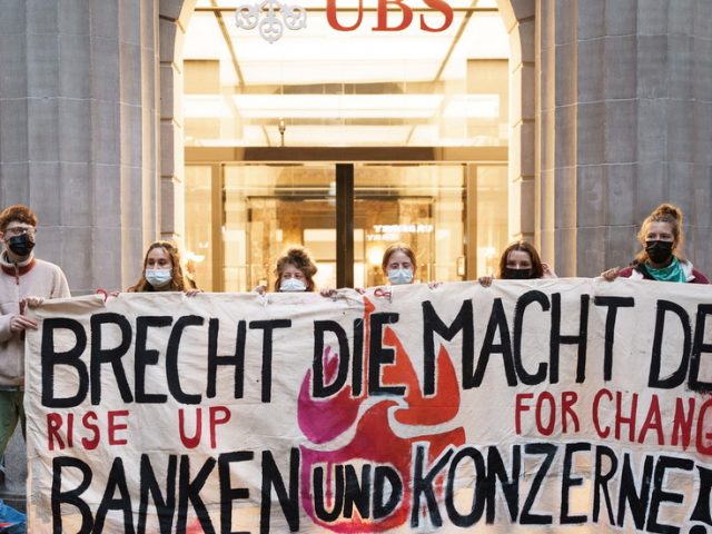 Zurich police remove 200 climate activists blocking banks over fossil fuel funding (VIDEOS)