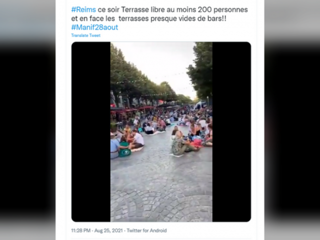 100+ people denounce Covid health passes by holding protest ‘picnic’ outside restaurants in Reims, France (VIDEO)