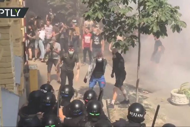 Ukrainian Neo-Nazi’s clash with police during anti-government rally outside president Zelensky’s office in Kiev (VIDEOS)