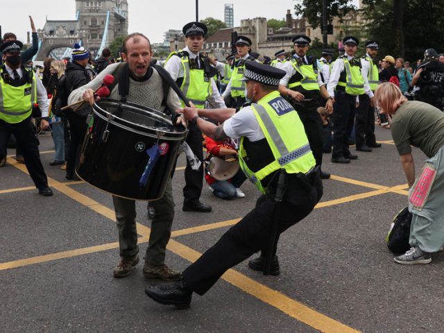 Police descend on London’s iconic Tower Bridge after XR activists block landmark (VIDEOS)