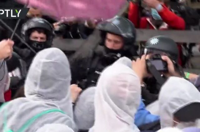 Scuffles in Munich as police use batons & pepper spray against eco-protesters picketing Germany’s biggest car show (VIDEO)