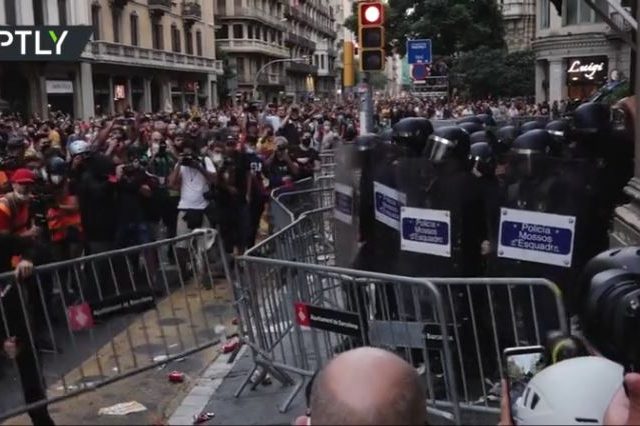 ‘We want independence now!’ Activists clash with police on Catalonia Day in Barcelona (VIDEO)