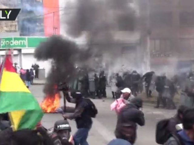 Bolivian police retreat after coca leaf farmers storm market in La Paz (VIDEOS)