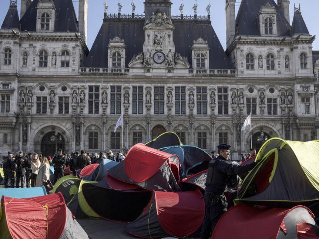 French police clear square outside Paris’ City Hall occupied by camp of homeless migrants demanding accommodation (VIDEOS)