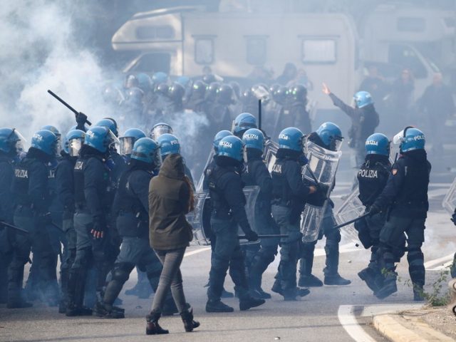 Italian riot police fire tear gas, water cannon at anti-Covid health pass protesters blocking Trieste port (VIDEOS)