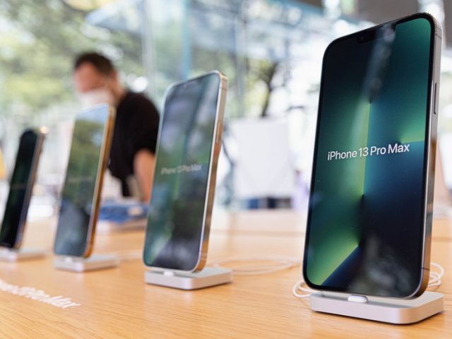 Apple cutting iPhone Christmas production by 10 million units due to chip shortage – media