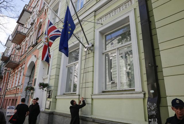 UK begins evacuation of diplomats from Ukraine