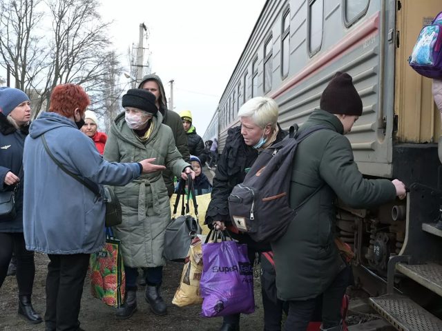 Thousands of Women & Children Flee to Russia as Tensions Flare in Donbass – Photo, Video
