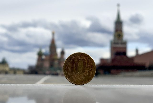 Ruble strengthens as Macron visit signals easing of Ukraine tensions