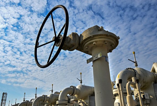 Ukraine blocks Russian gas flow to Europe