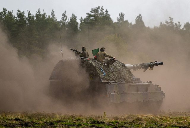 Ukraine to get heavy German arms on symbolic date