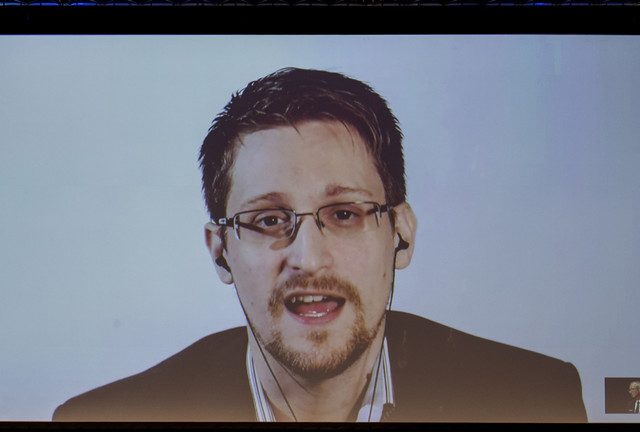 Snowden gets Russian citizenship