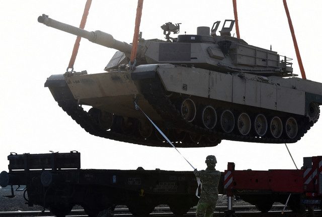 White House confronted over tanks for Ukraine