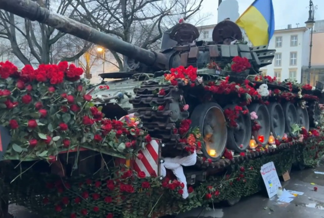 Berliners bring flowers to blown-up Russian tank (VIDEO)