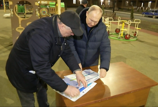 Putin makes surprise visit to Donbass