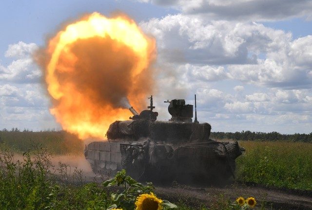 Single Russian tank destroys Ukrainian armored column (VIDEO)