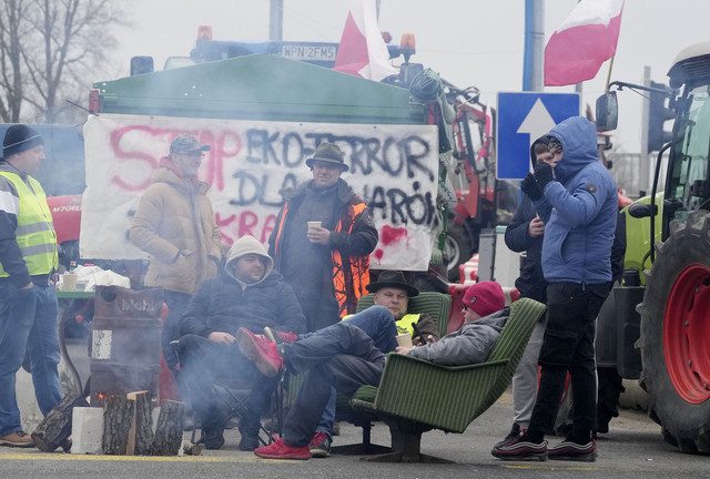 Polish farmers block roads to Warsaw, border crossings (VIDEOS)