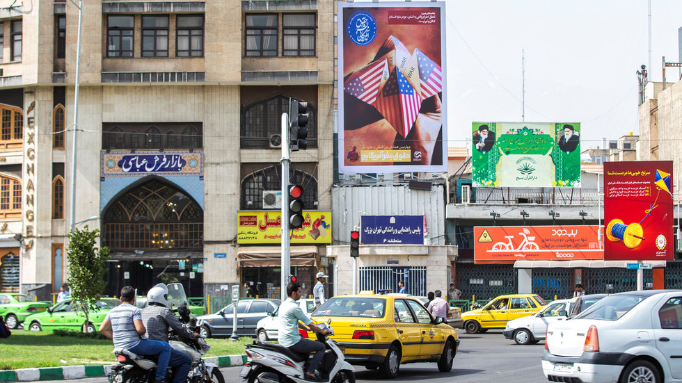 A general view of Ferdowsi Square showing an anti-US mural in Tehran, Iran © Reuters / Nazanin Tabatabaee