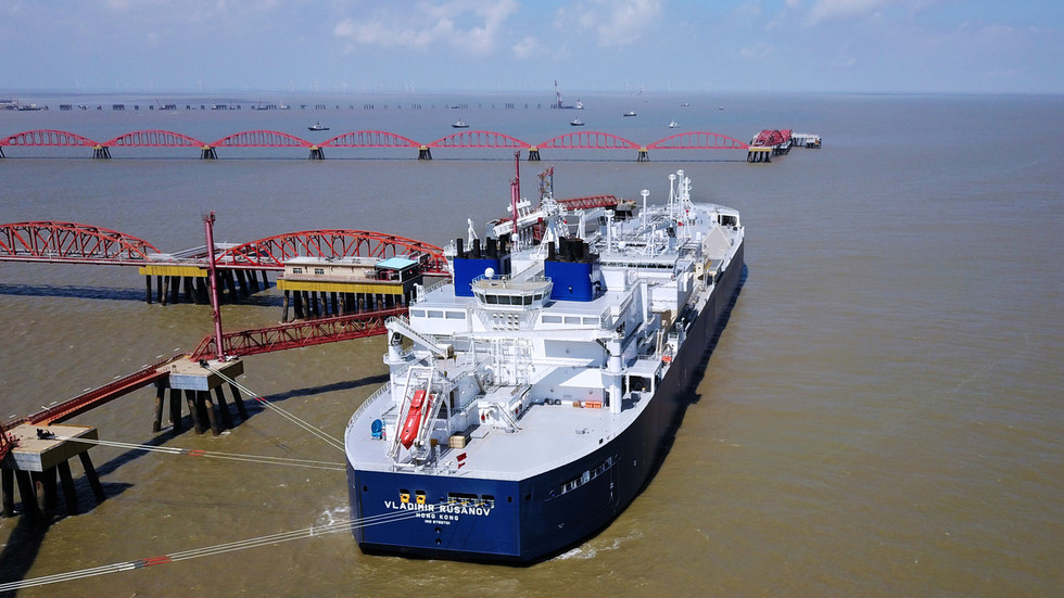 A vessel carrying liquefied natural gas (LNG) cargo from Russia's Yamal LNG project, is seen at Rudong LNG Terminal in Nantong, Jiangsu province, China © Reuter