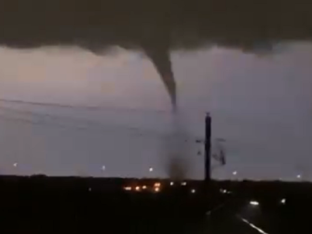Tornado causes havoc & damages houses as it rips through Dallas, Texas (PHOTOS, VIDEO)