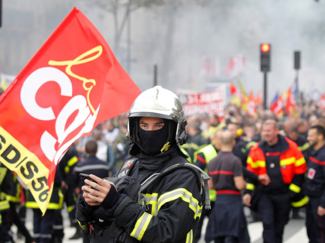 Riot police blast firefighters with water cannons during Paris protests (VIDEOS)