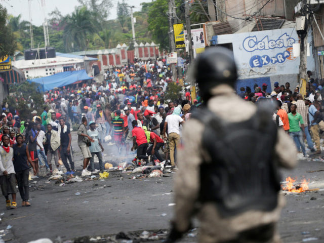 Protesters in Haiti burn buildings, loot police station in drive to remove president (PHOTOS)