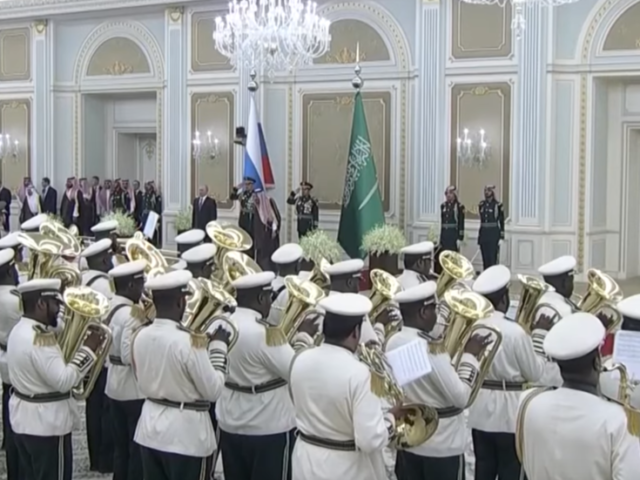Sounds grate! Saudi military orchestra welcomes Putin with Russia’s anthem… or at least it tries to (VIDEOS)
