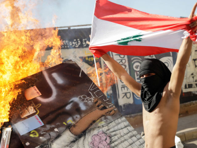 Protesters Burn American Flags and Pictures of Trump in Front of US Embassy in Beirut – Photo, Video