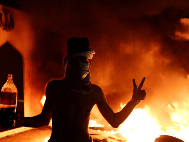 Iraqi protesters set Iranian consulate on fire (VIDEOS)