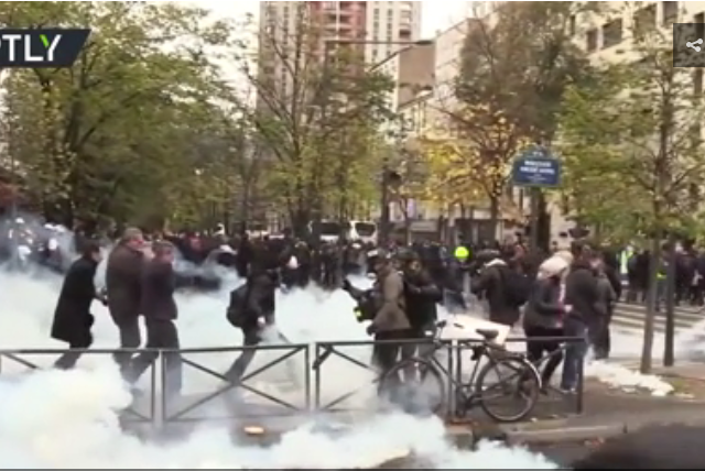 Tear gas & bonfires: Scuffles with police as Yellow Vests block roads in Paris ahead of 1st anniversary of protests (WATCH LIVE)